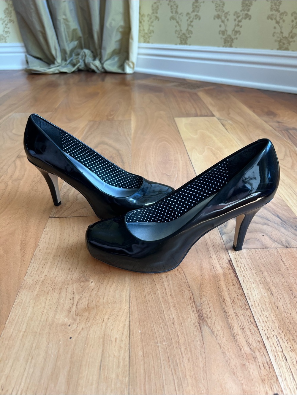 Women’s Size 7 Madden Girl Black Patent Leather Heels